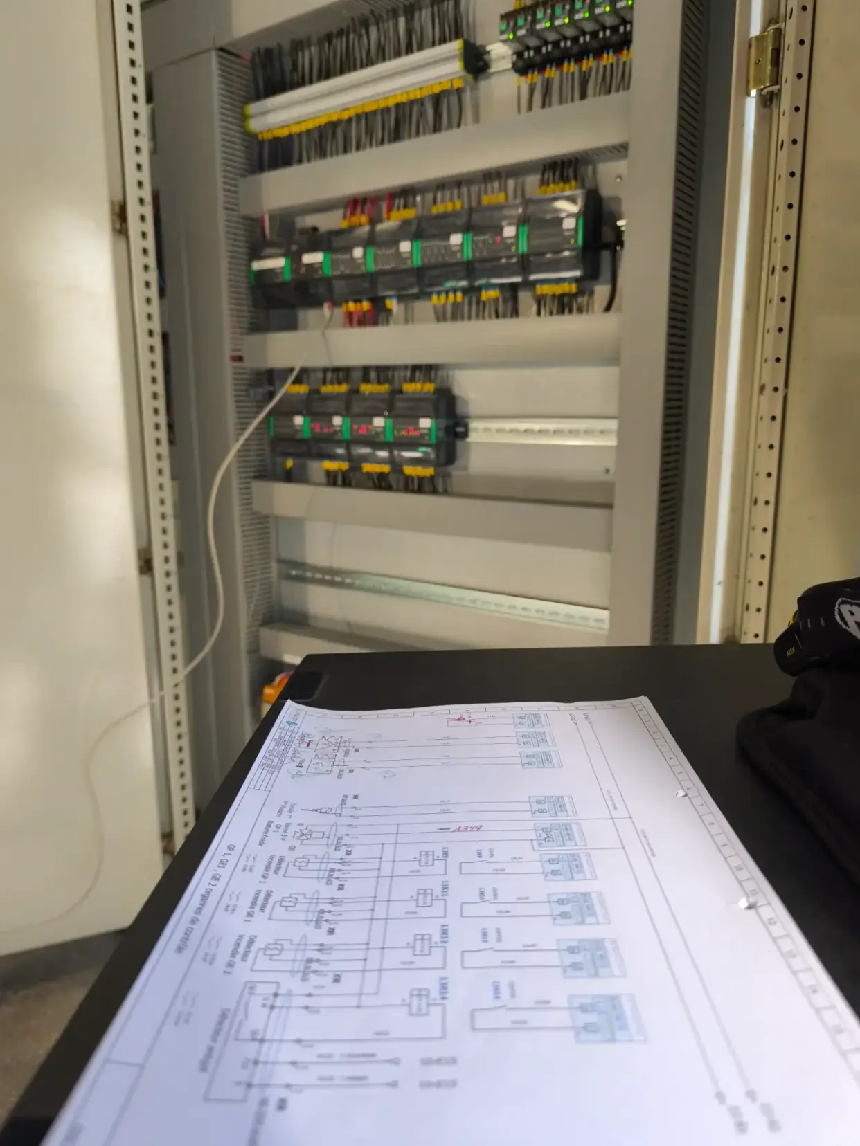 Armoire électrique HVAC avec schémas