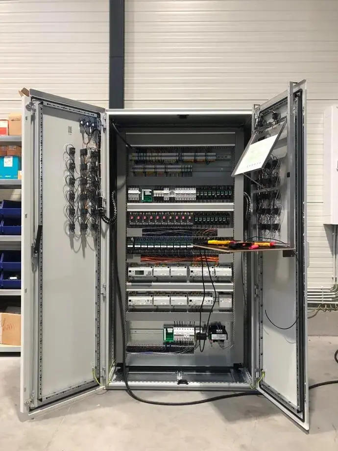 Armoire électrique complète en atelier